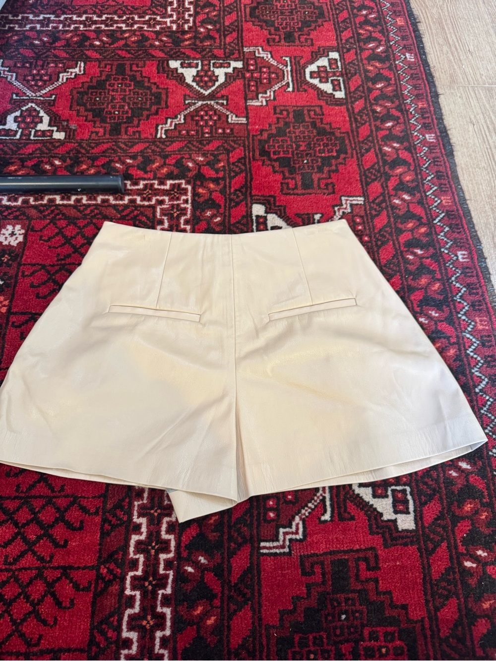 Alice & Olivia Steffie faux leather Shorts - Picture 5 of 5